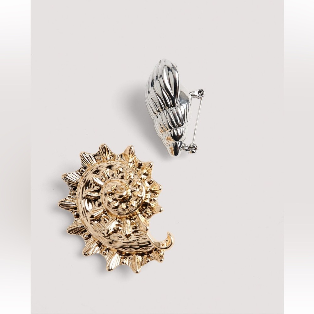 Double shell brooch